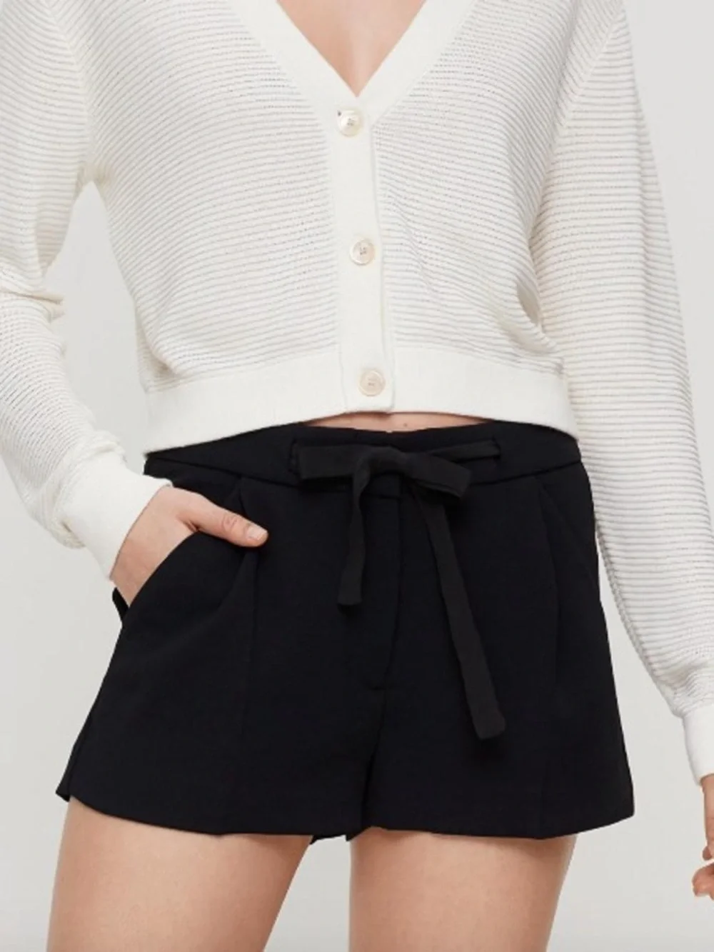 Aritzia Wilfred Exergue Short Ribbon tie crepe low rise shorts in Black Size 8